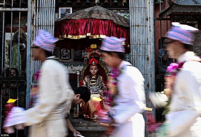 Thánh nữ Nepal chân chưa một lần chạm đất ảnh 6